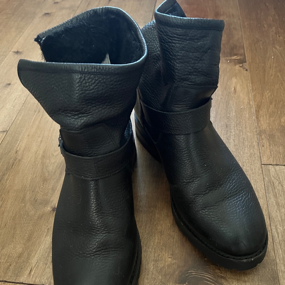 Frye Boots | Shearling lined | Pebbled Black Leather | Lug Sole | Size 9 W - Picture 2 of 2